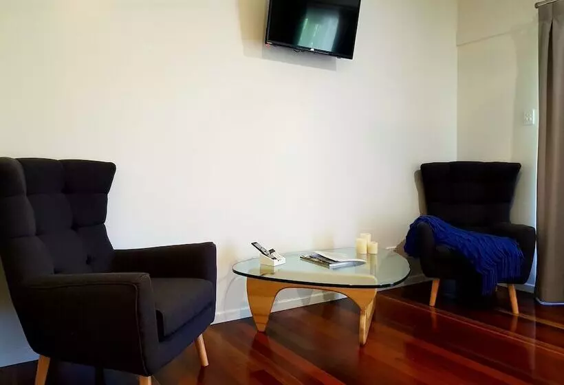 Bed and Breakfast Camelot Boutique Accommodation