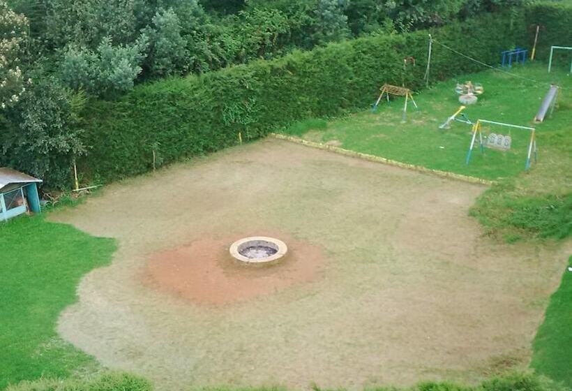 בית מלון כפרי La Flora Amberley Resort