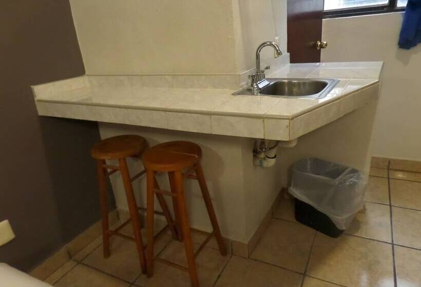 Uke Inn Hotel & Suites