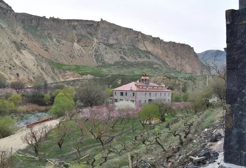هتل Areni Lodge
