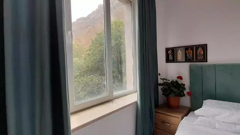 هتل Areni Lodge
