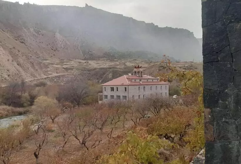 هتل Areni Lodge