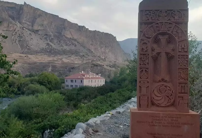 هتل Areni Lodge