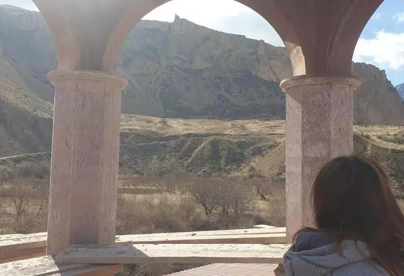 هتل Areni Lodge