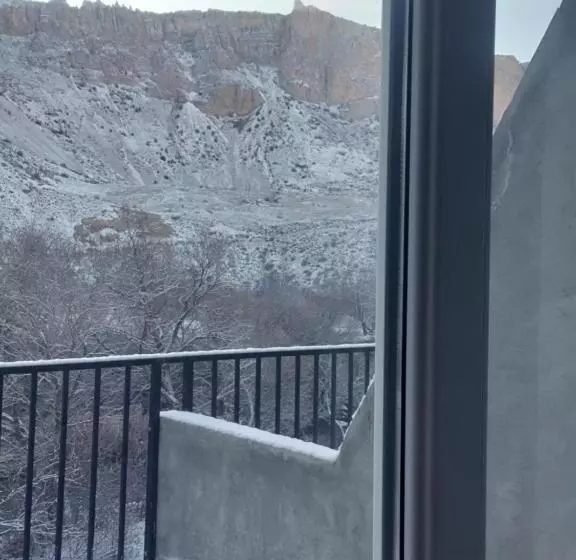 هتل Areni Lodge