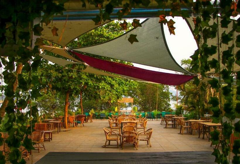 リゾートホテル Pappi Chulo Morjim