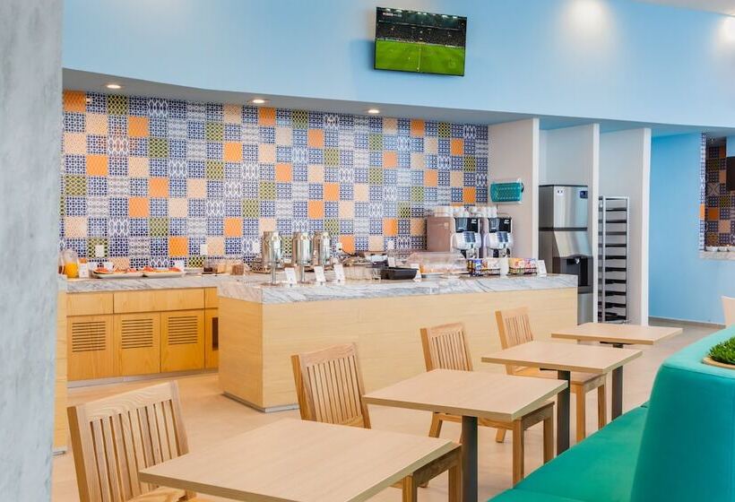 Отель Fiesta Inn & Loft Ciudad Del Carmen