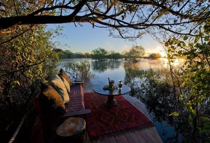 هتل Sindabezi Island Camp