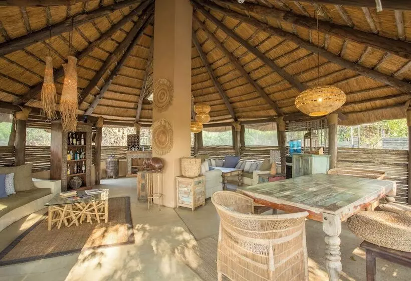 هتل Sindabezi Island Camp