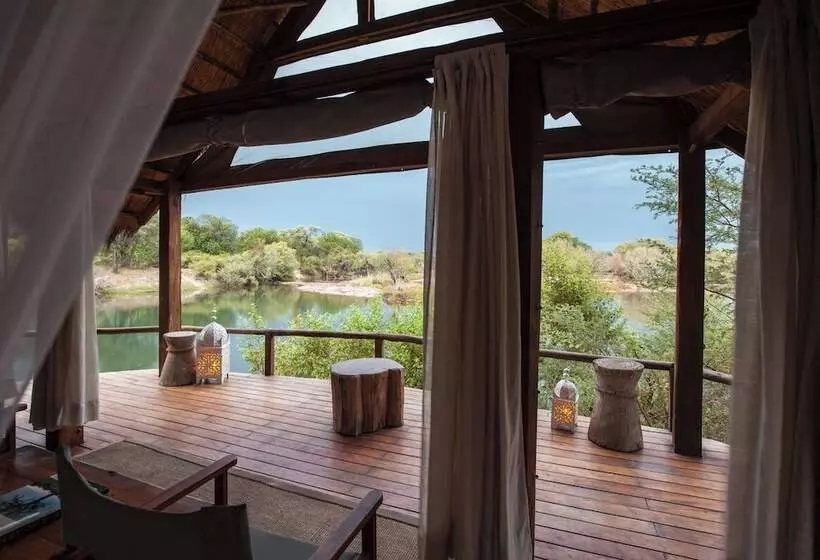 هتل Sindabezi Island Camp