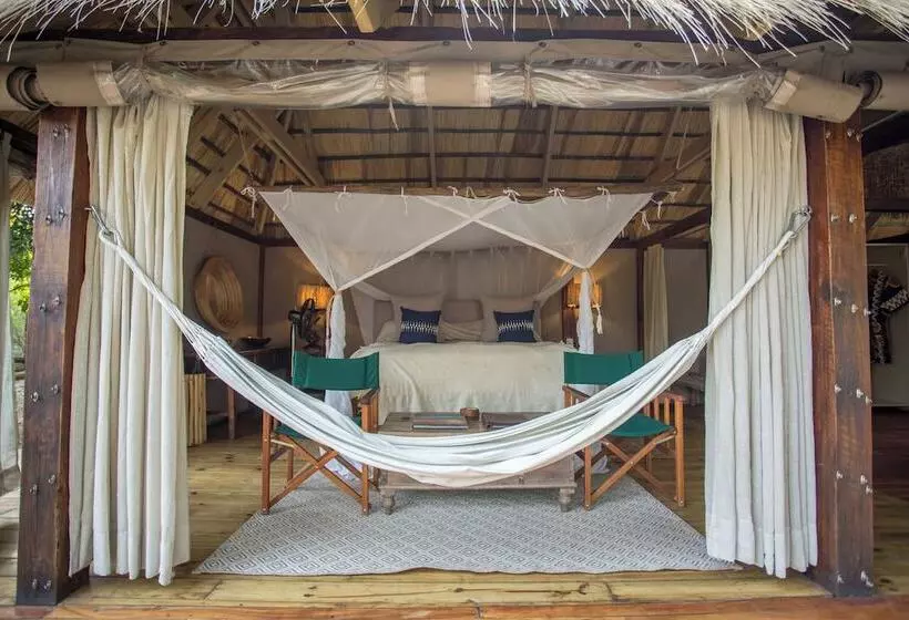 هتل Sindabezi Island Camp
