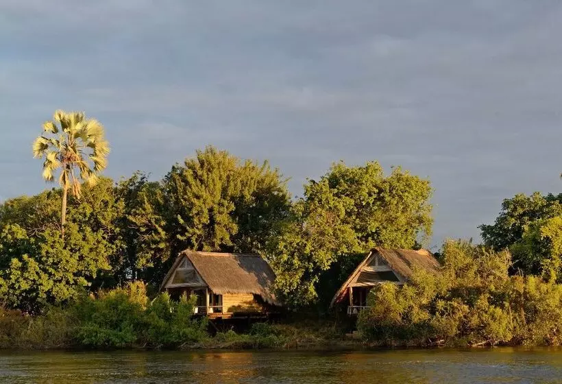 هتل Sindabezi Island Camp