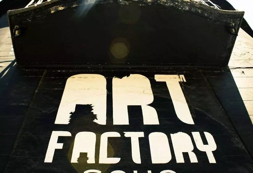 تختخواب و صبحانه Art Factory Soho