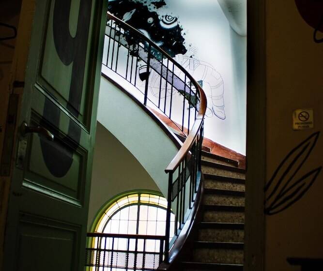 تختخواب و صبحانه Art Factory Soho