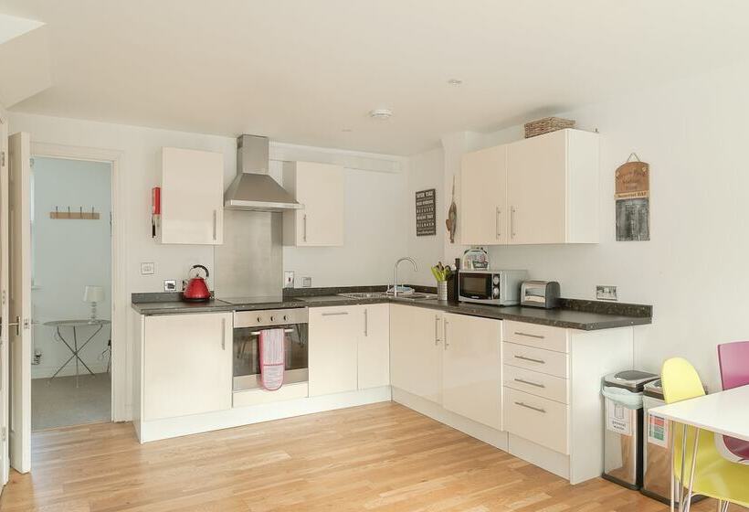 Bath Breaks Apartments