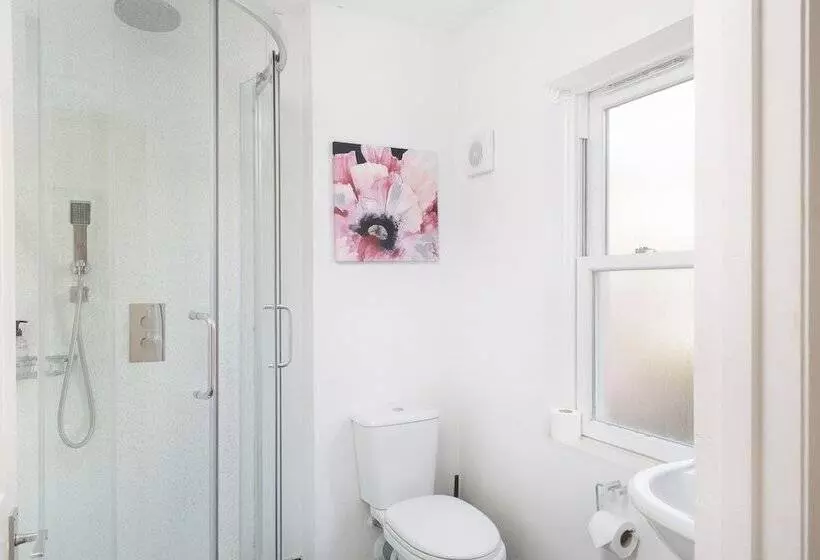 Bath Breaks Apartments