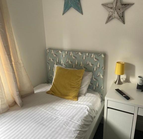 تختخواب و صبحانه The Chedburgh Guest House