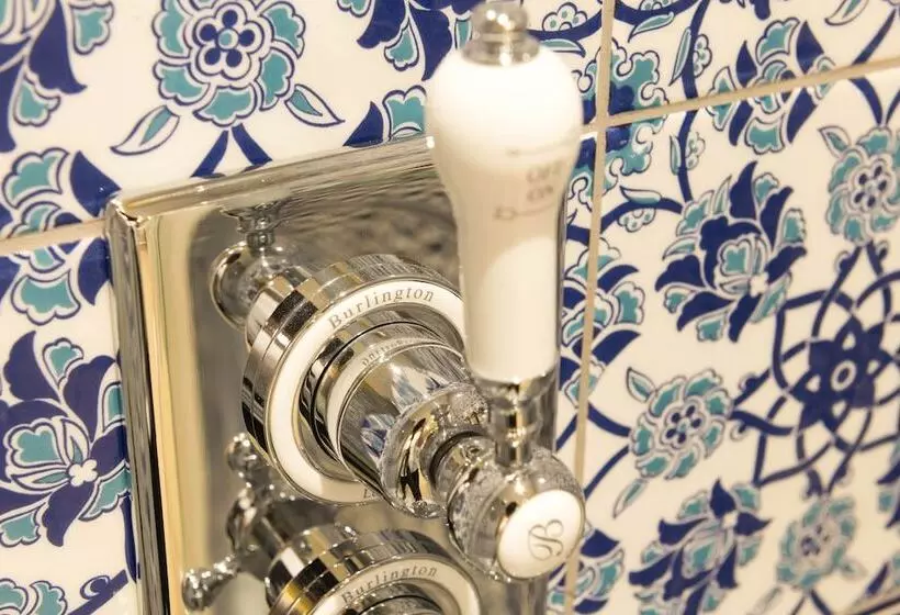 Отель The Bear Inn, Hodnet