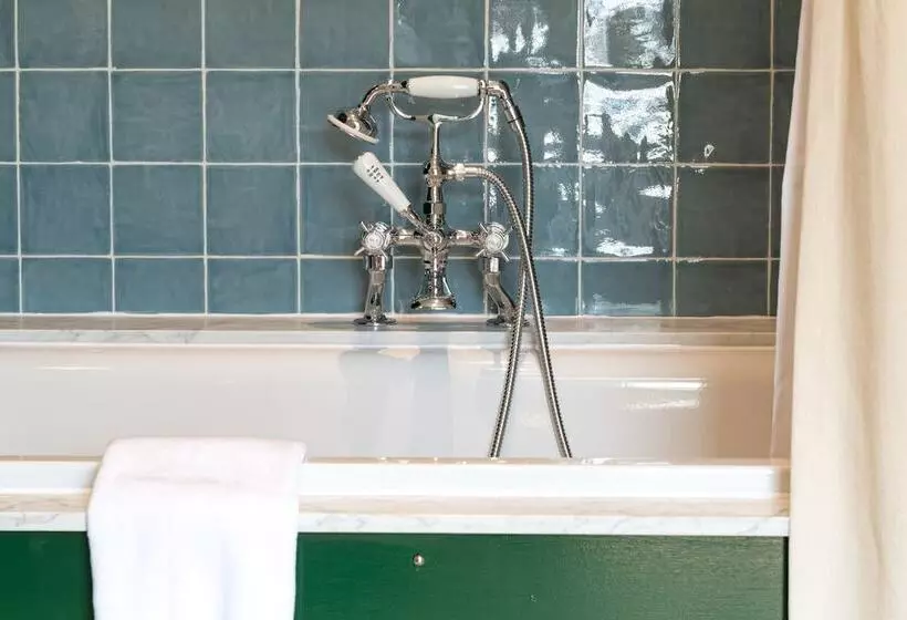 Отель The Bear Inn, Hodnet