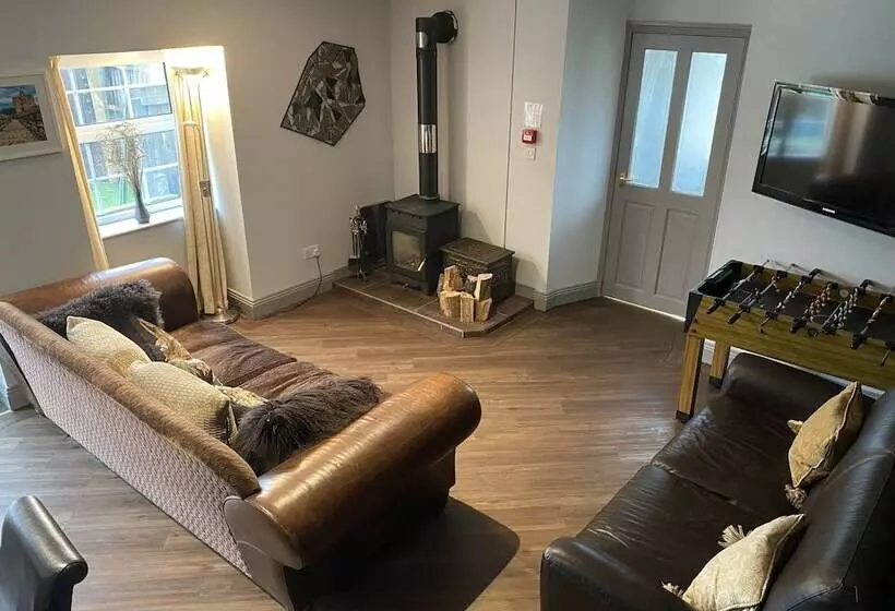 Отель The Blue Bell Crookham