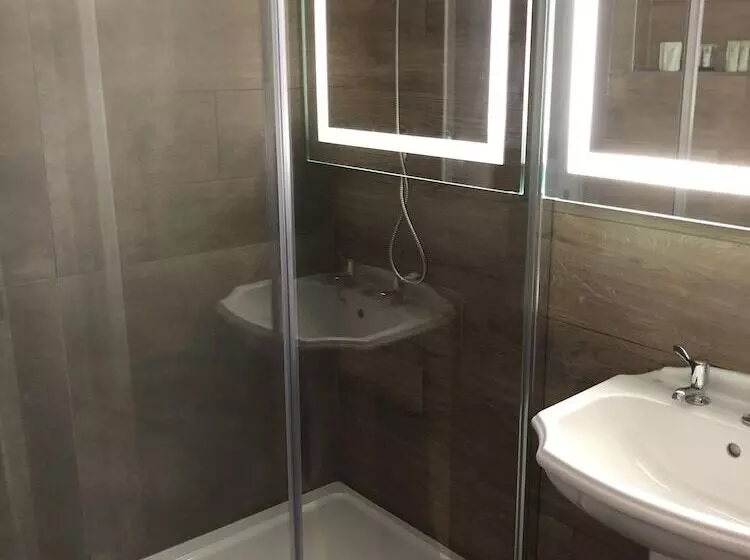 Отель The Blue Bell Crookham