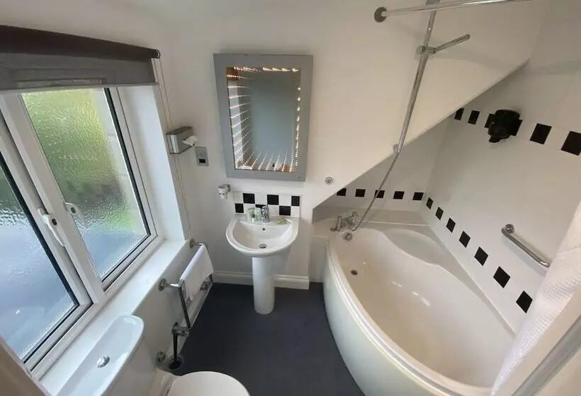 Отель The Blue Bell Crookham