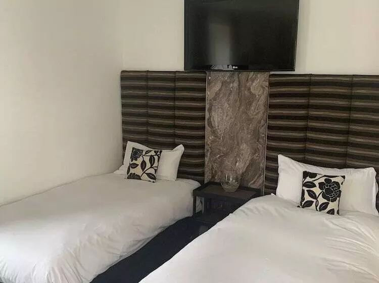 Отель The Blue Bell Crookham