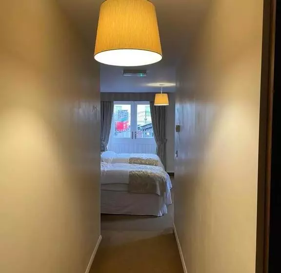 酒店 The Cambrian Bar & Grill