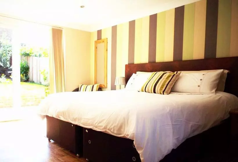 Pensió Guston House