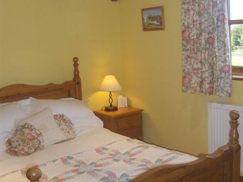 Bed and Breakfast Box Bush Cottage