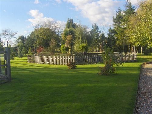 Bed and Breakfast Box Bush Cottage