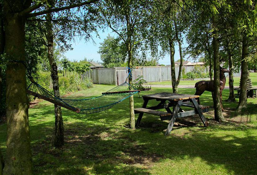 Bed and Breakfast Box Bush Cottage