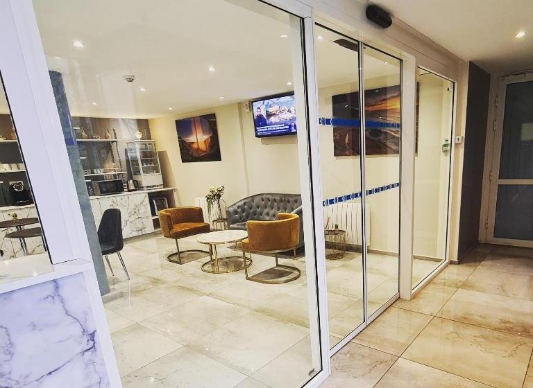 Отель Les Beaux Soleils