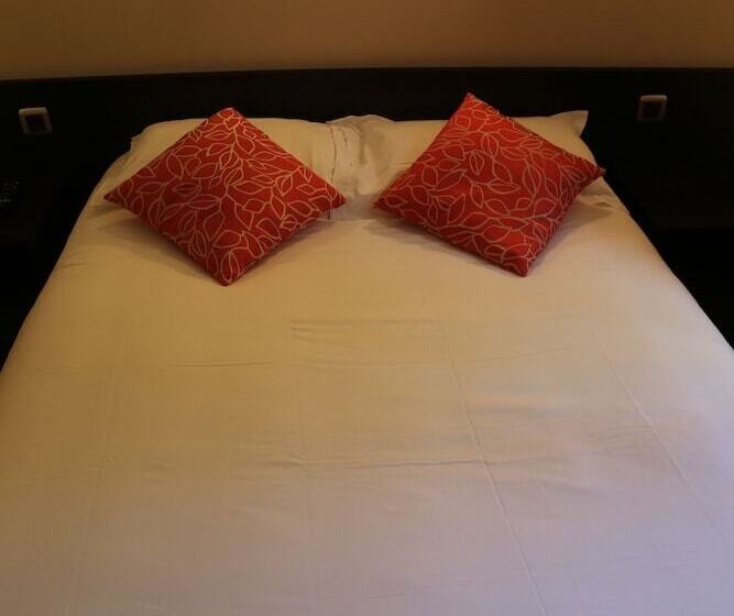 Отель Les Beaux Soleils