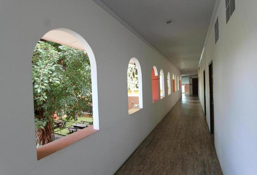 Отель Thada Chateau