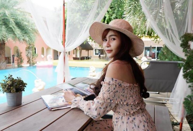 Отель Thada Chateau