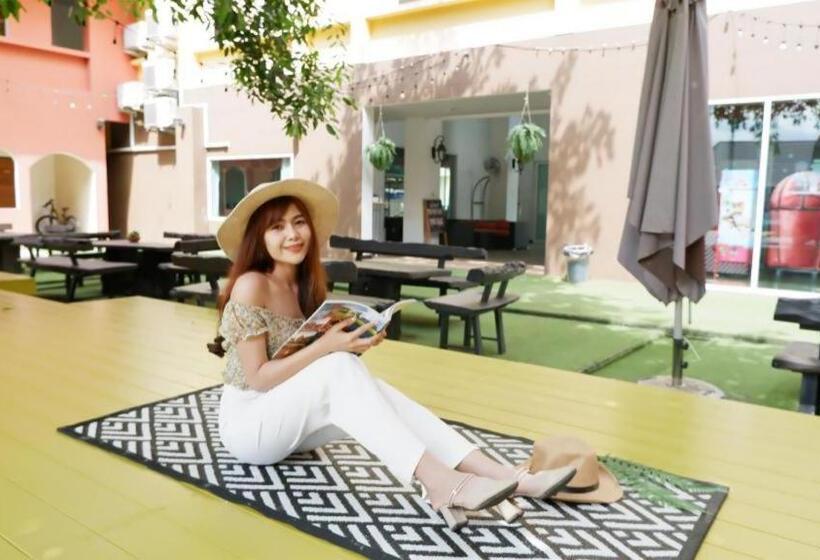 Отель Thada Chateau