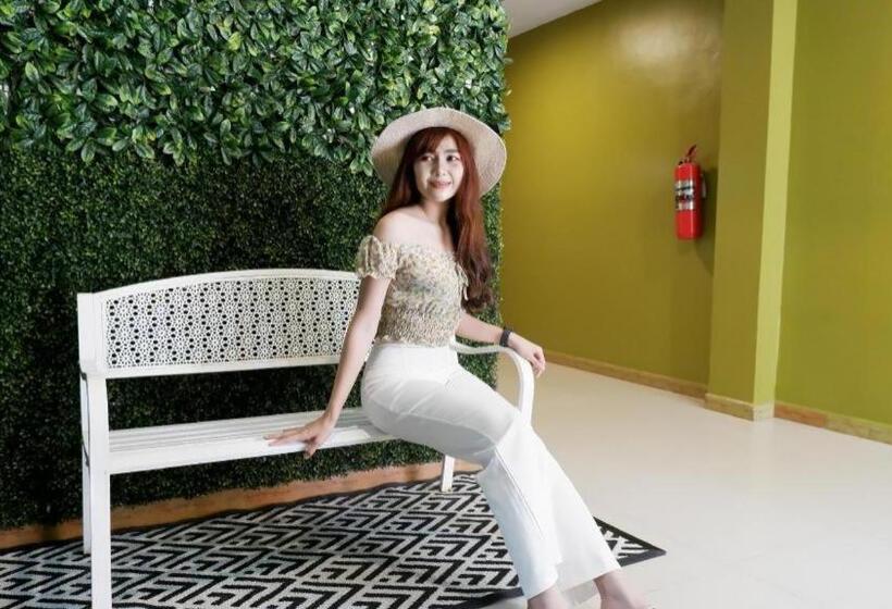 Отель Thada Chateau