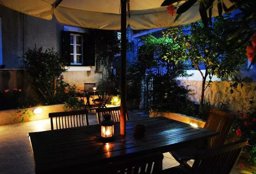 پانسیون Twin House