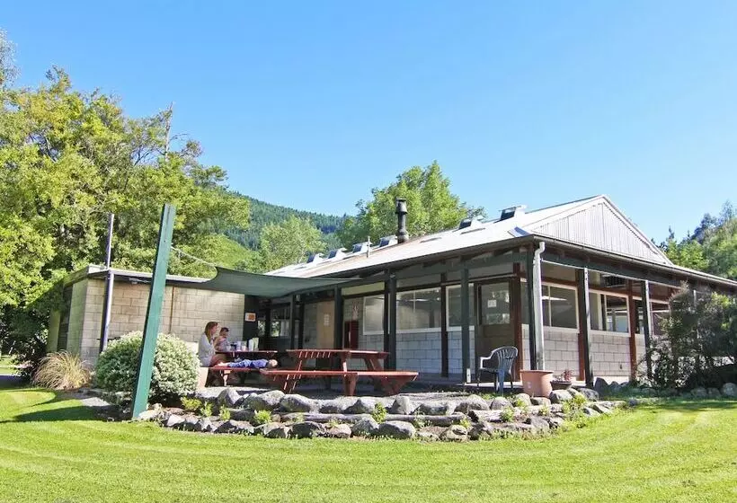 فندق Alpine Adventure Holiday Park