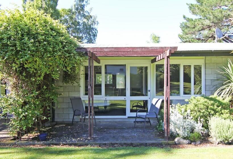 בית מלון כפרי Alpine Adventure Holiday Park