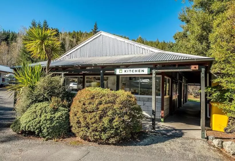 فندق Alpine Adventure Holiday Park