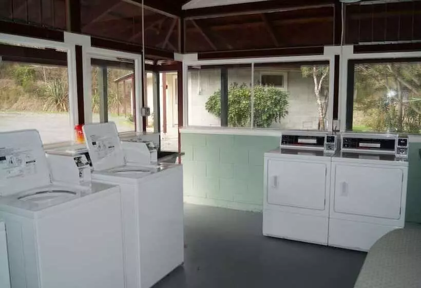 فندق Alpine Adventure Holiday Park