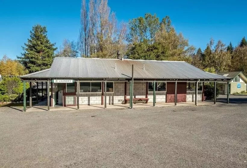 فندق Alpine Adventure Holiday Park