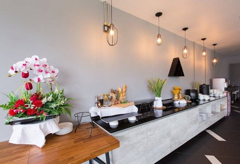 Maya Phuket Airport Hotel Naiyang Beach