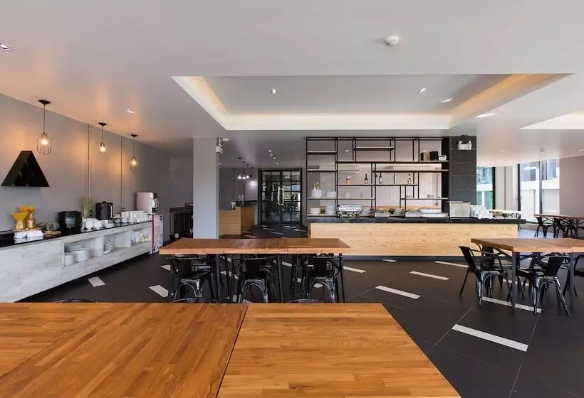 Maya Phuket Airport Hotel Naiyang Beach