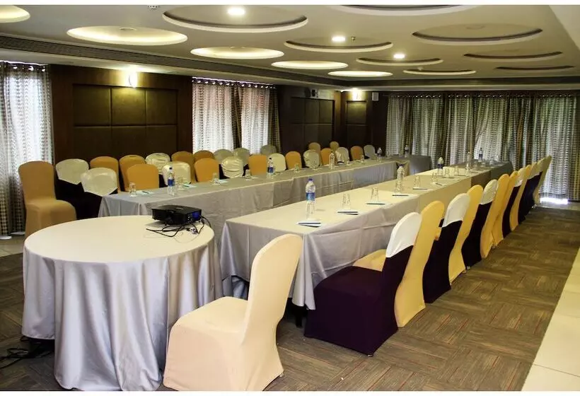 ホテル Vista Rooms At Nandan Kanan