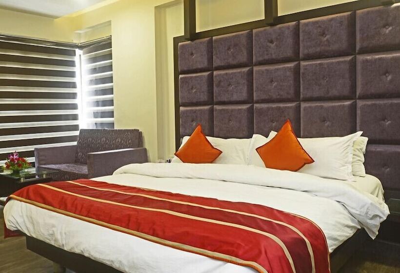 Отель Vista Rooms At Nandan Kanan