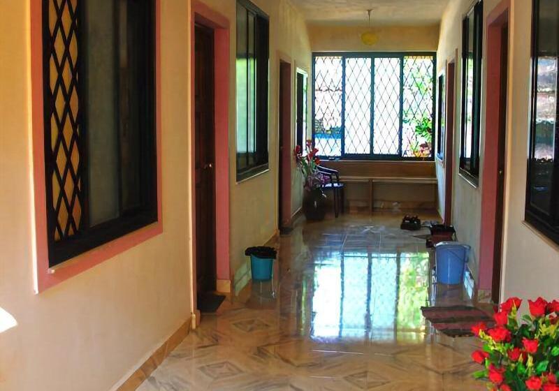 Отель Yellow House