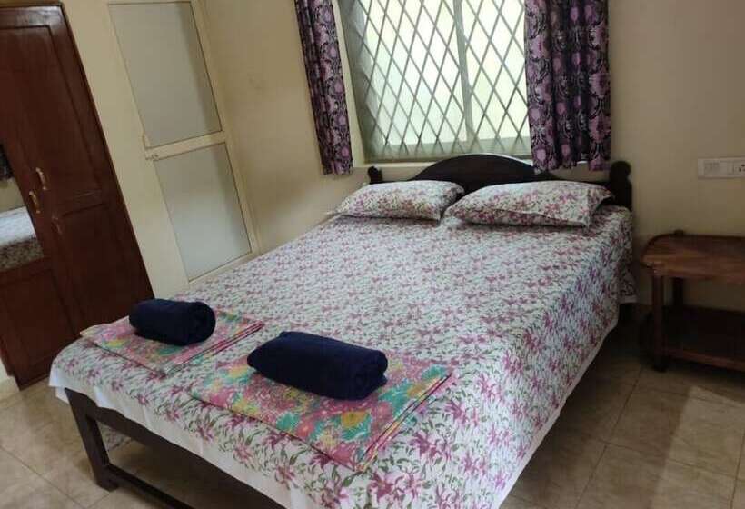 Отель Yellow House